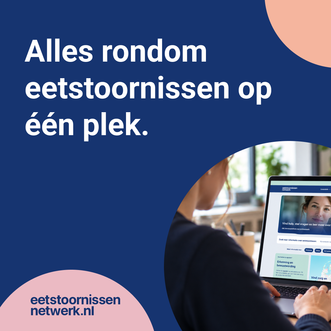 In de afbeelding zit een iemand achter een laptop en bekijkt de site van EetstoornissenNetwerk. In de tekst staat 'alles rondom eetstoornissen op één plek'