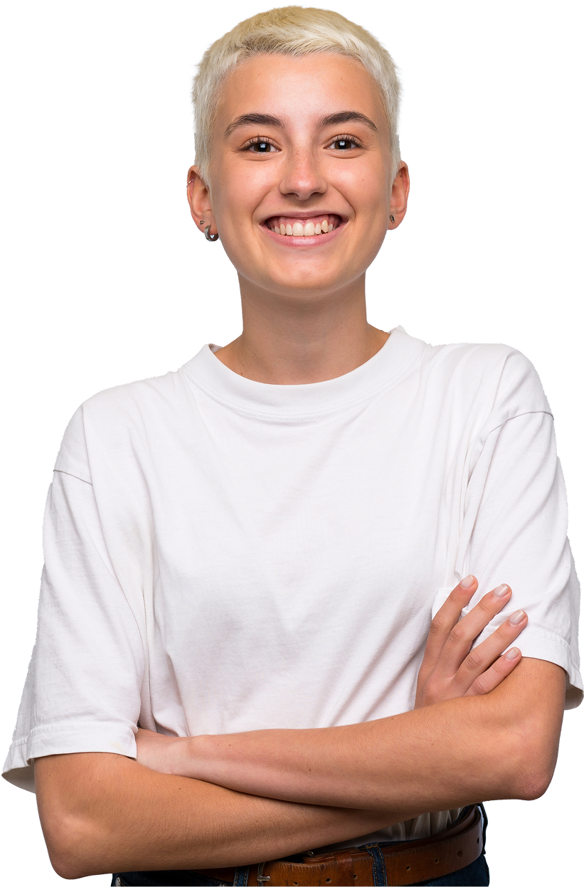 De afbeelding bevat een glimlachende jonge vrouw in een wit T-shirt.